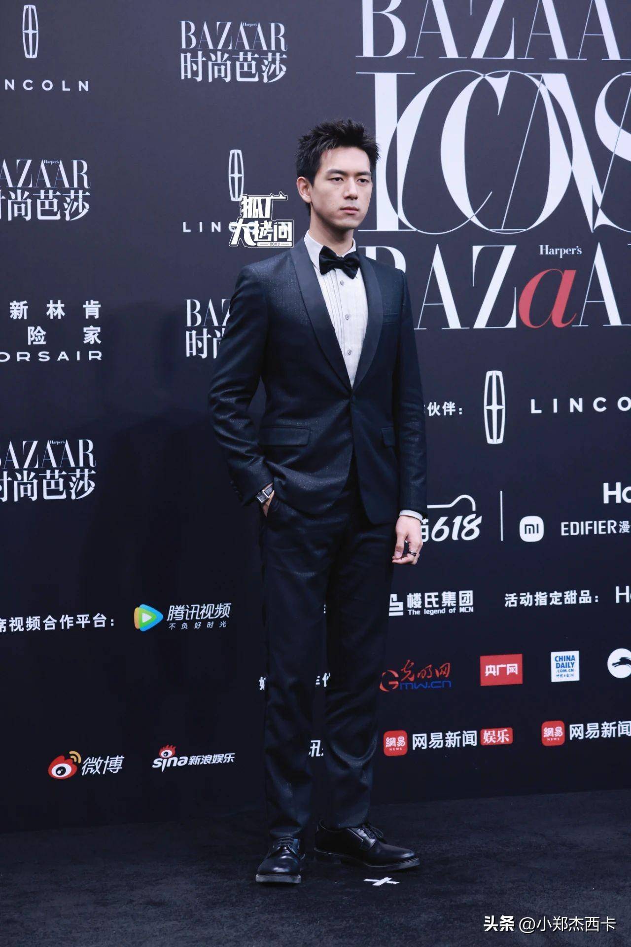 12. 龚俊龚俊穿泼墨拼接风衣内搭白色衬衫,衣服挺出彩的.13.