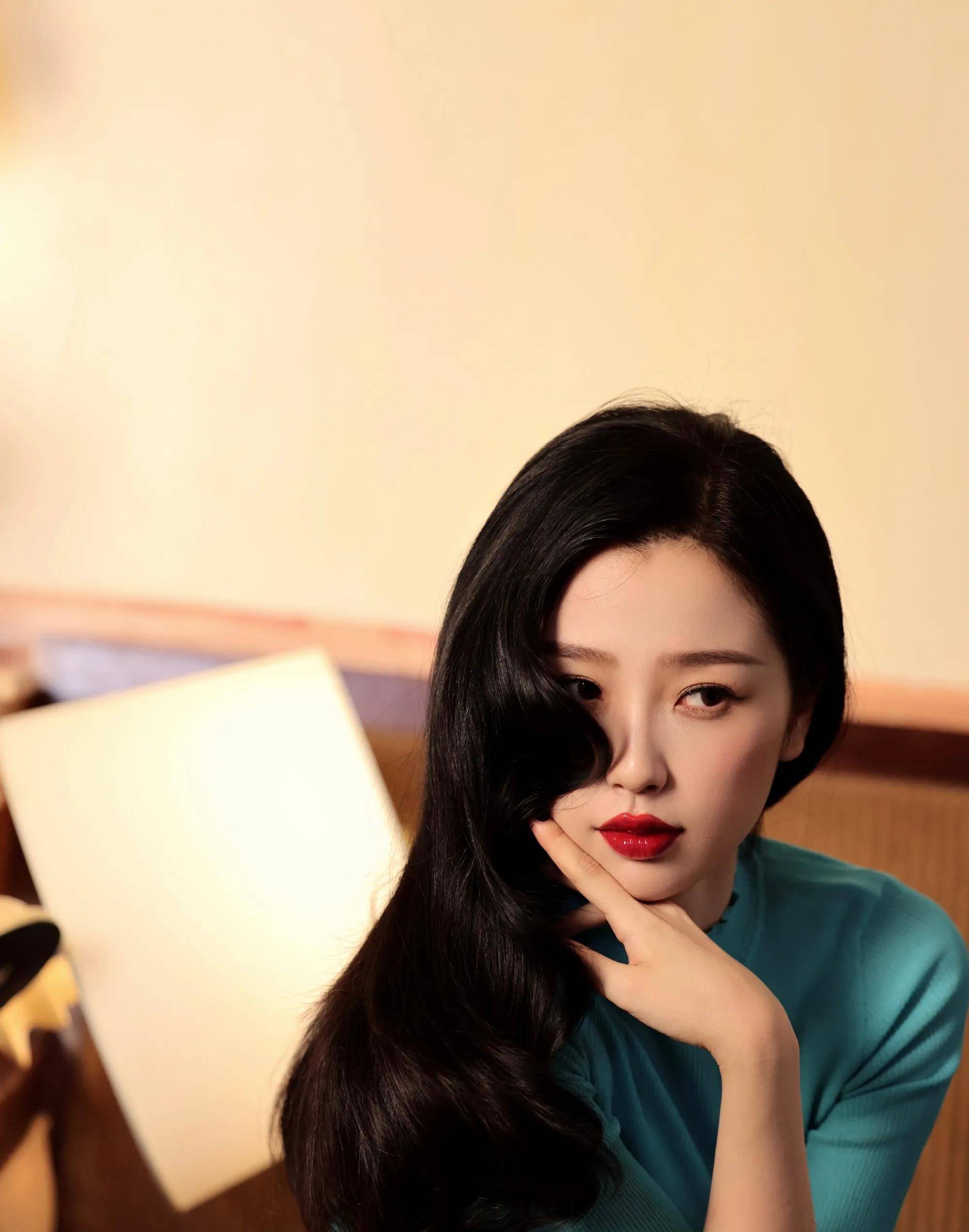 虞书欣superelle封面 穿时尚露腰装时尚妩媚 红唇卷发复古摩登_身材