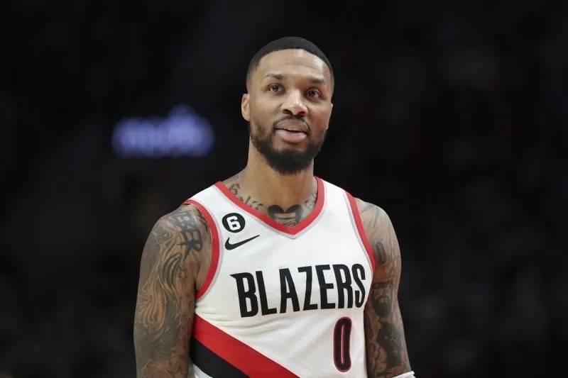 nba早报|拉塞尔对比詹科 利拉德预计参加训练营 欧文爱上阅读_交易