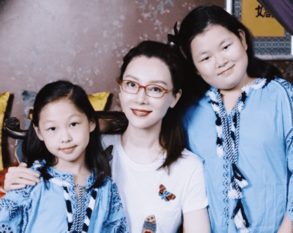 陈数携18岁继子回国,主动搭话被无视显生疏,大象留长发很艺术_赵胤胤