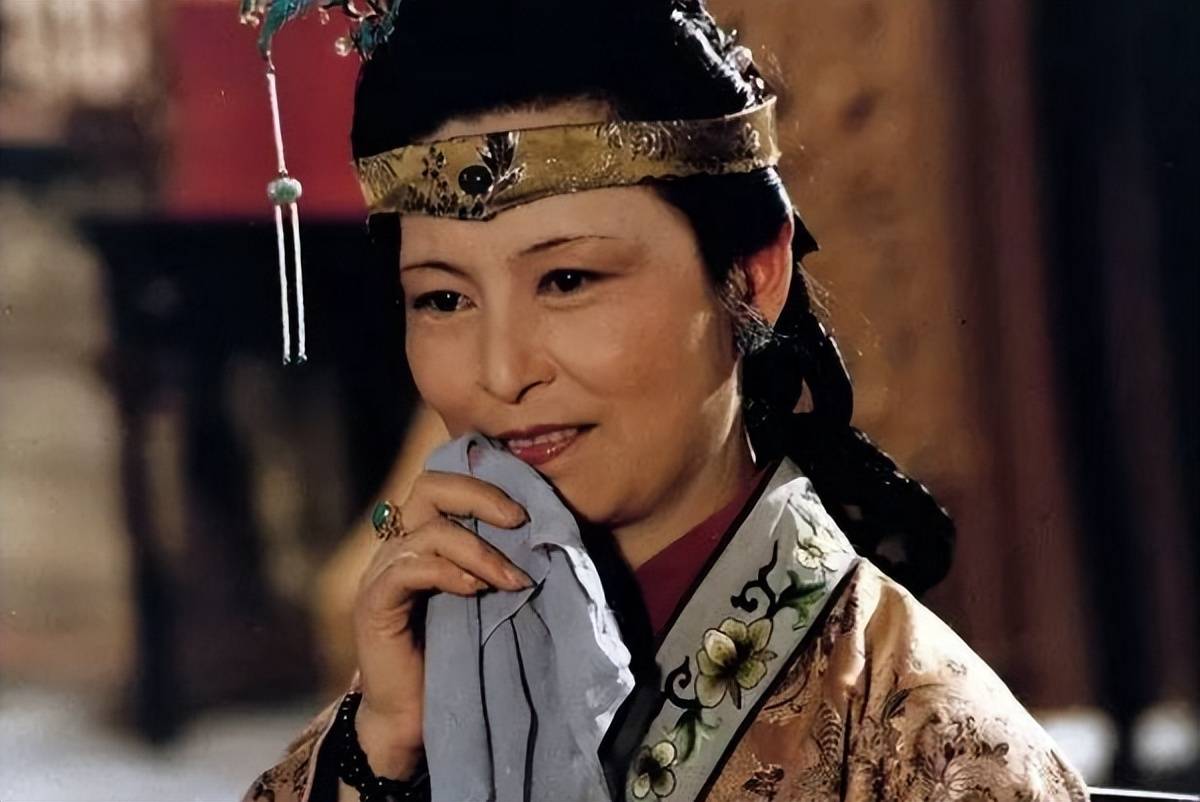 恶仆发善心,周瑞媳妇让刘姥姥进荣国府,到底有啥目的?