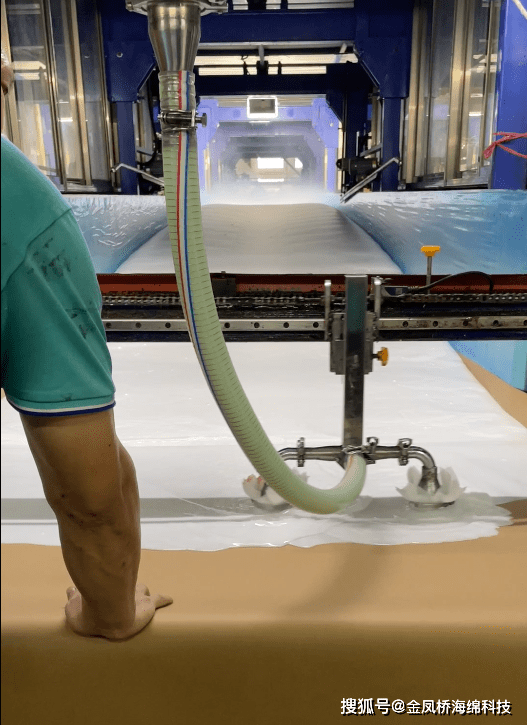 制造过程涉及两种主要成分:聚氨酯原料和发泡剂.