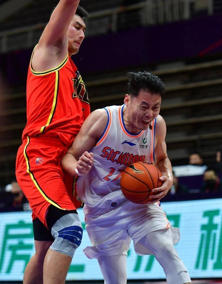 四川男篮宣布续约李泓翰和郭金林,加强阵容备战新赛季_球员_进攻_组织