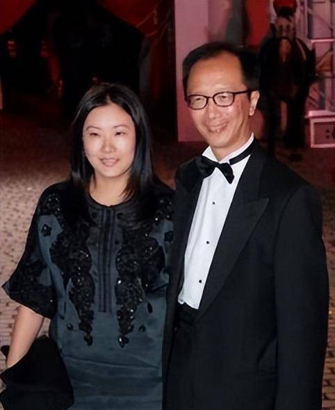 他是体育界"跳水皇后"伏明霞的老公,是演艺界tvb四小花旦之一陈慧珊的