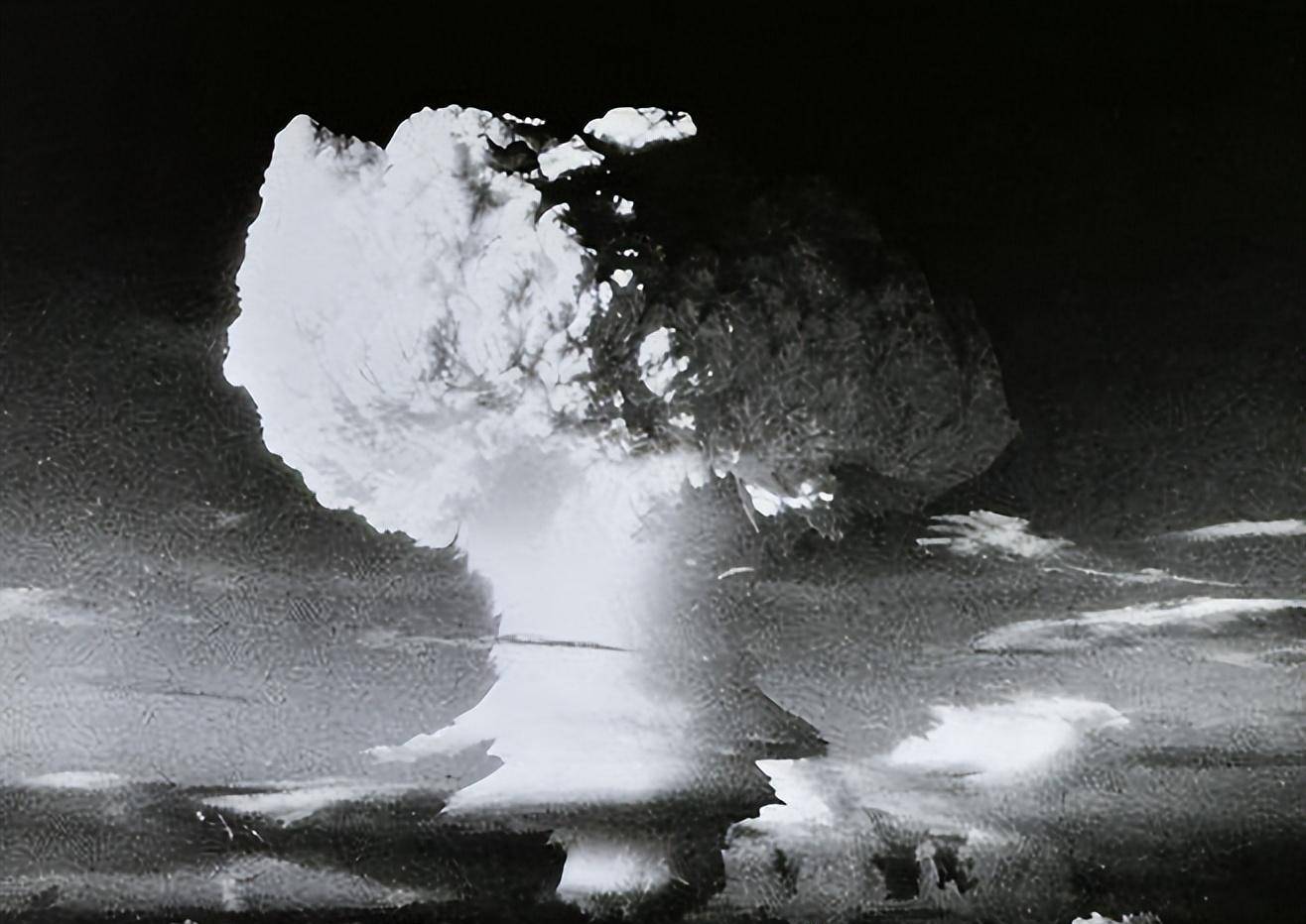 图丨原子弹爆炸1964年10月16日下午3时,中国成功在西部大沙漠上爆炸了