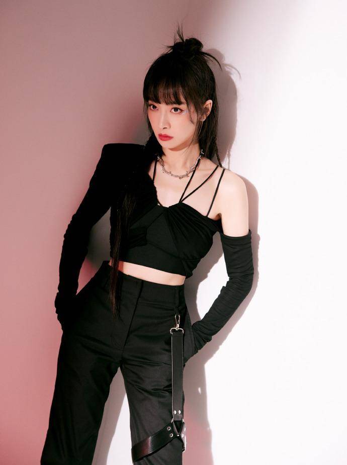 36岁宋茜重回女团时代,穿露脐装扎长辫子,秀出小蛮腰魅力无穷_舞台