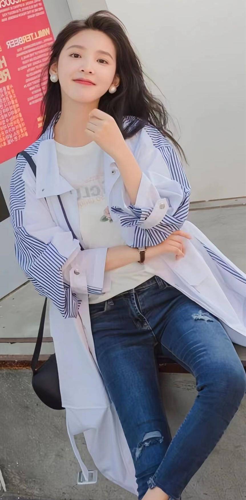 那就是章若楠身穿白色短袖t恤搭配蓝色牛仔裤