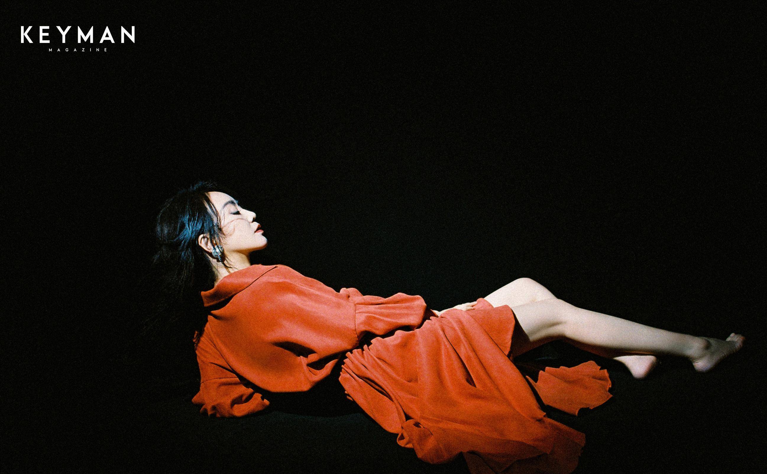 闫妮最新时尚爆款,穿v字渔网袜秀美腿,52岁妹子与闫妮,姚晨等颜值满满