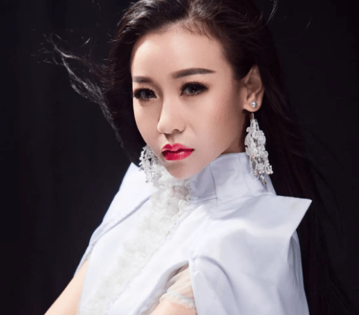 女歌手被数名男观众扯腿拽下舞台,当场摔倒骨折,不要赔偿引争议_李燕