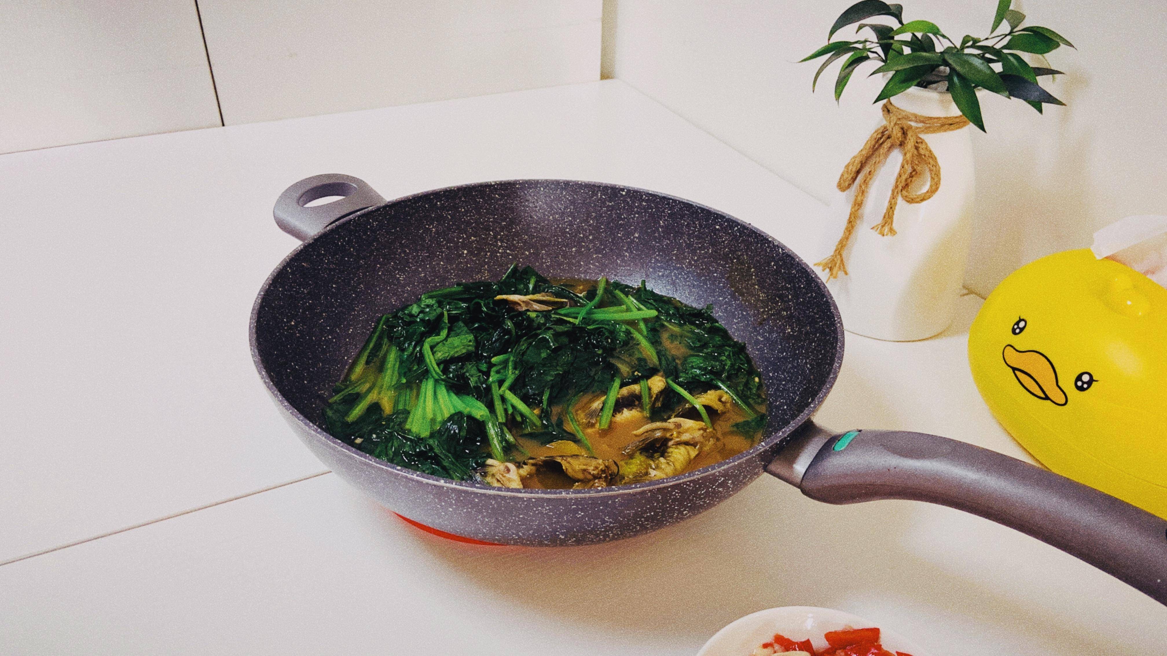 为了少洗一个盘子,我烧好菜就连锅都端上桌了,懒吧_汪丫鱼_菠菜_做法