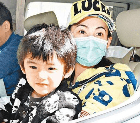 谢贤疑夺得抚养权,曝张柏芝带次子嫁3胎生父_谢振轩_孩子_生活