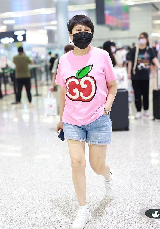 可以看到,张凯丽身上穿着黑色牛仔裤,搭配黑色短袖.