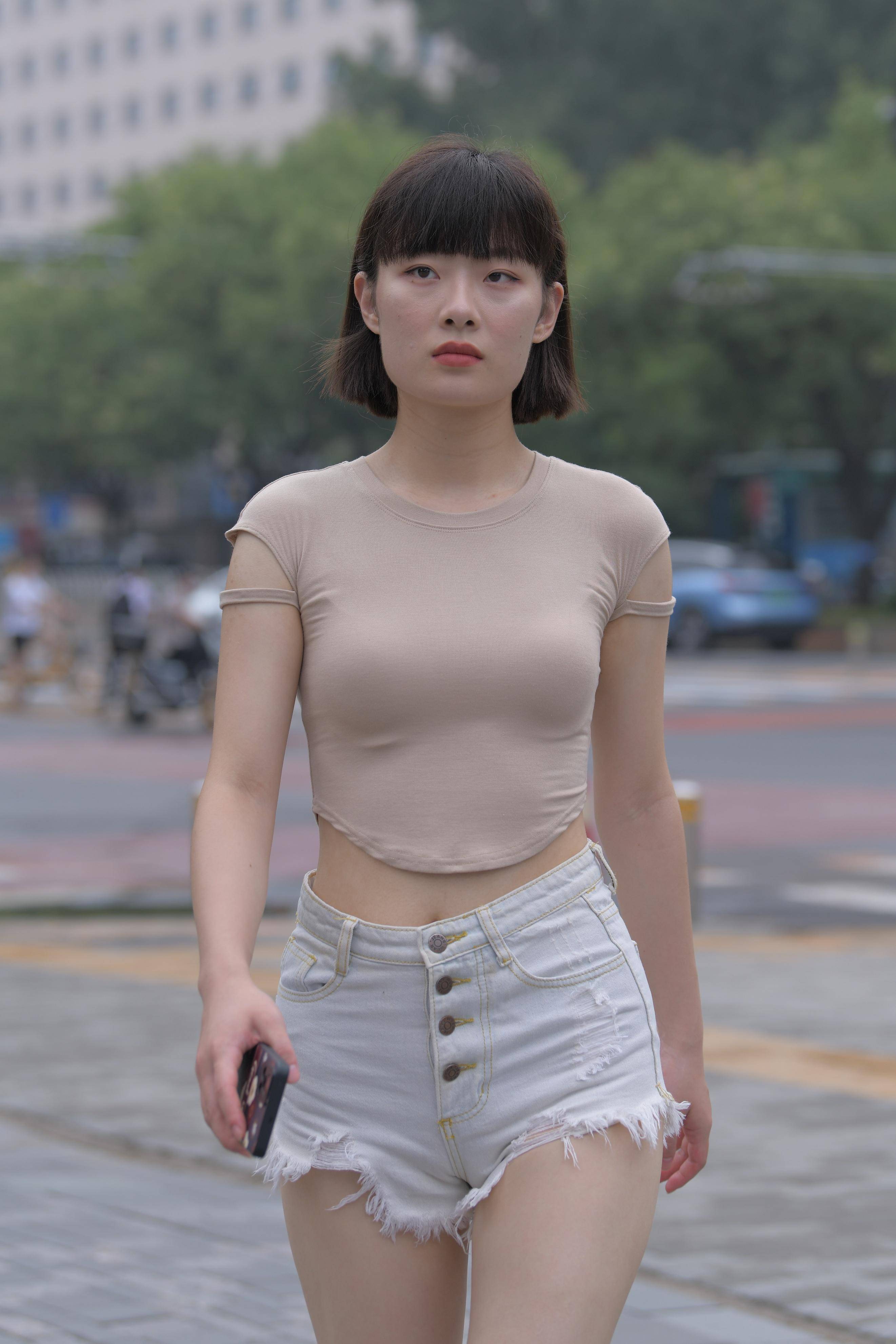 时尚雅棕圆领露脐t恤衫搭配毛边牛仔短裤,彰显苗条身材_女性_的设计