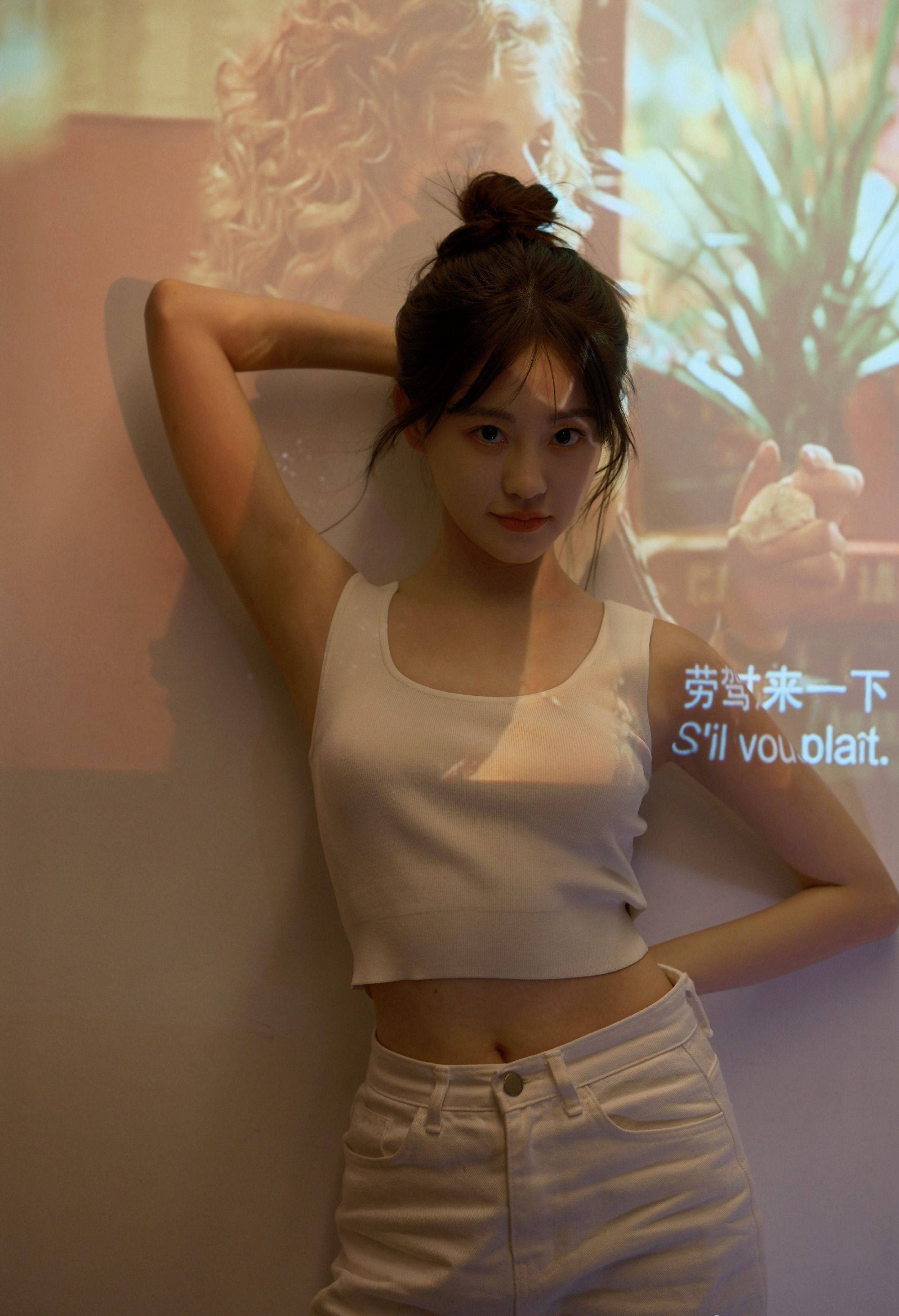 祝绪丹白色背心慵懒风写真