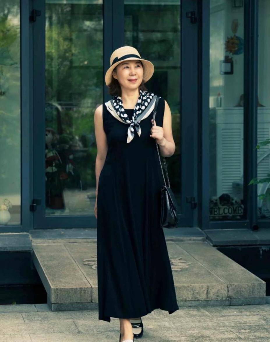 中国大妈这样穿裙子：过膝、露腰、不戴丝巾，优雅得体减龄_手机搜狐网