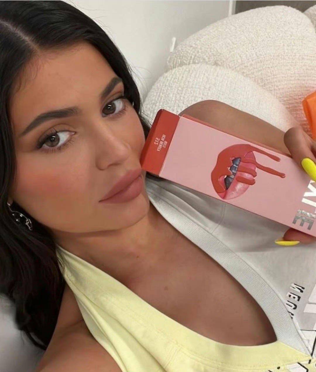 kylie的抹身材短裙修长的美腿太抢眼了