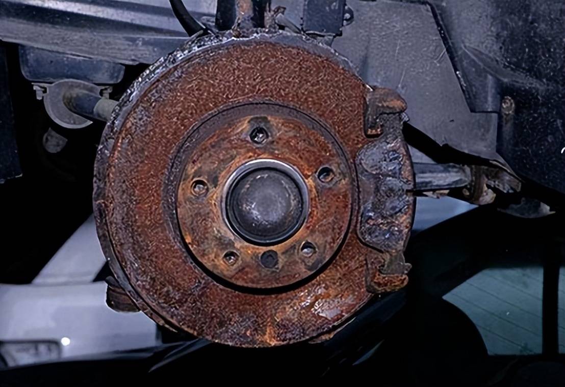 新车刹车盘碰水就锈,刹车盘生锈应该如何避免?_搜狐汽车_搜狐网