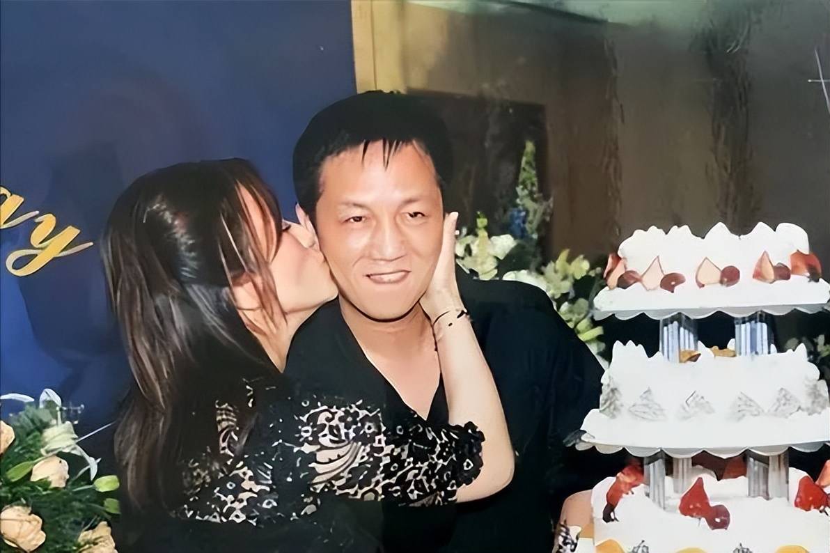 随后,上海市警方对此,马上展开调查,经过多方证明,确证了周正毅证券