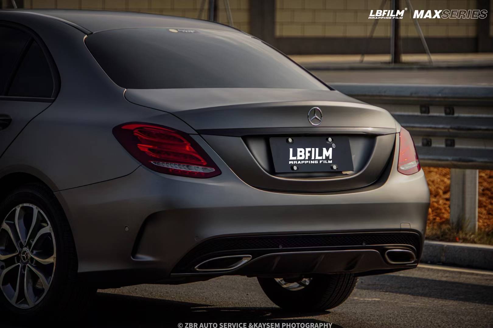 奔驰e300-lb改色膜原厂漆山灰,一款霸气又带有一丝俏皮的颜色