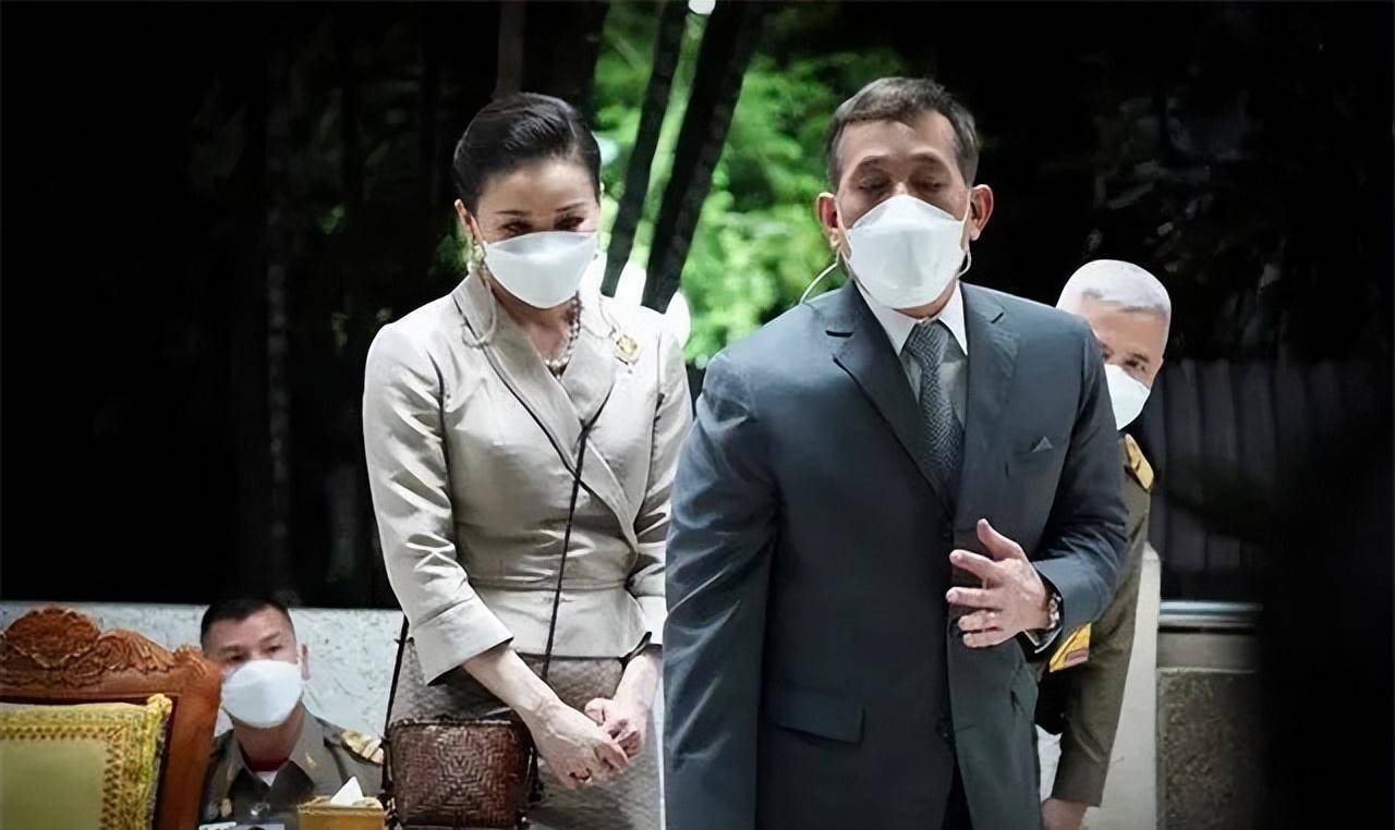 泰国王妃脱光衣服趴在地上给狗喂食,遭到曝光后被迫出家_蒙西拉米