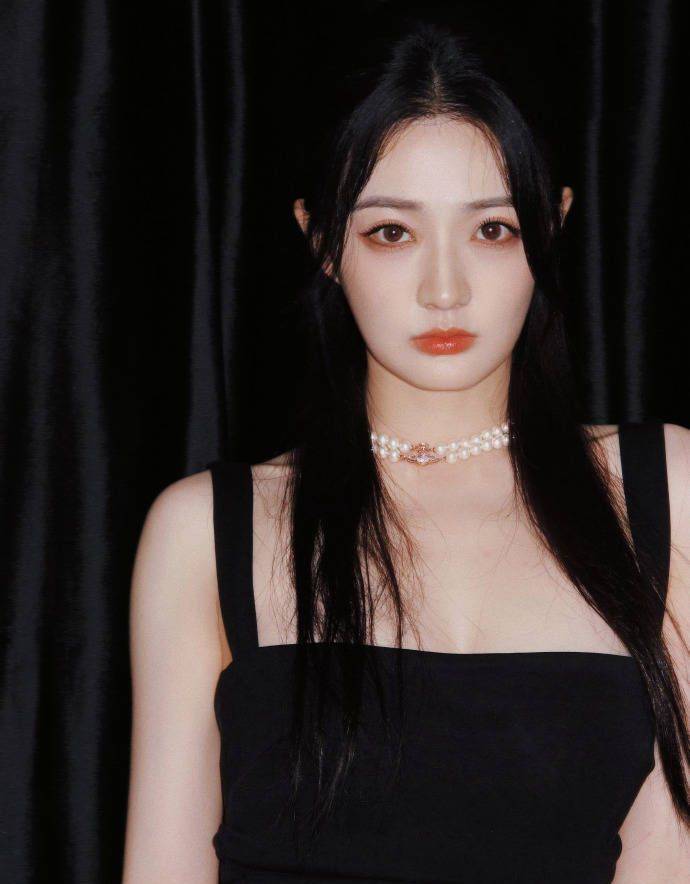 徐璐黑色吊带裙酷帅又美丽登场_形象_皮肤_照片