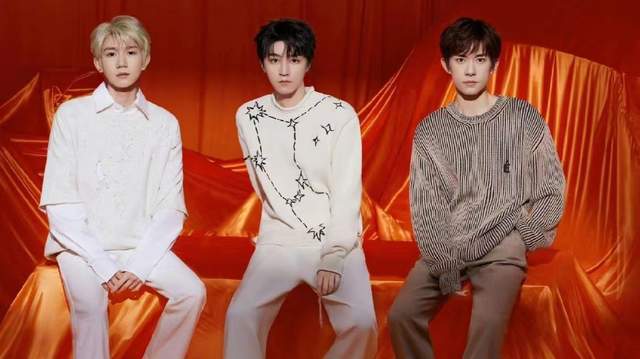 时代峰峻全家福,tfboys怎么不笑了?