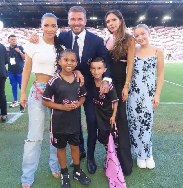 49岁贝嫂韵味十足,12岁小七发育明显_小贝_维多利亚_国际