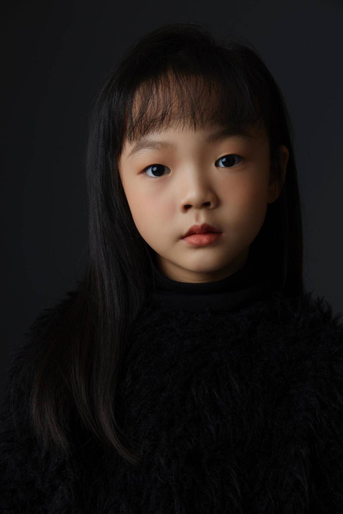 李芯颖荣获第七届澳门国际少儿时装周珠海总决赛网络人气冠军_盛典