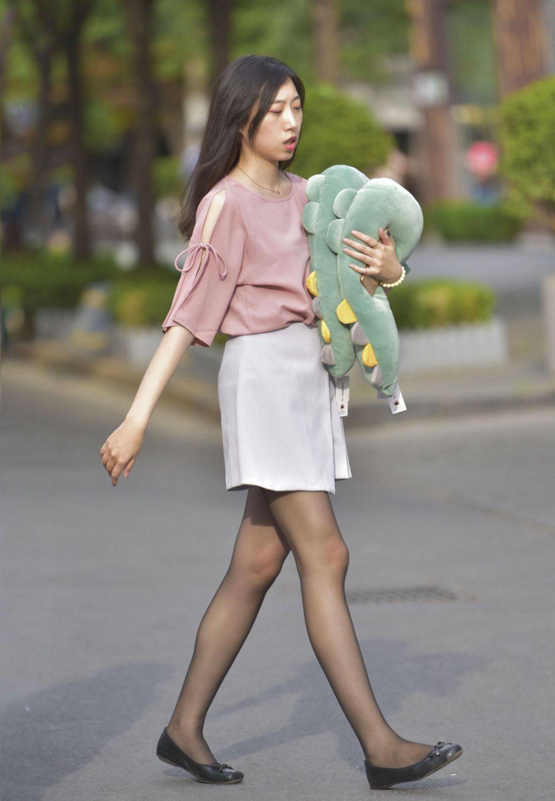 以前夏天流行的"长筒丝袜",为什么现在很少有人穿?原因很真实