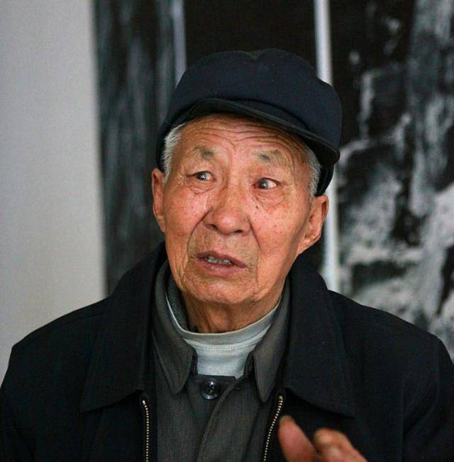 任羊成强忍疼痛,硬是将4颗门牙别了出来,这导致任羊成的脸肿得老高