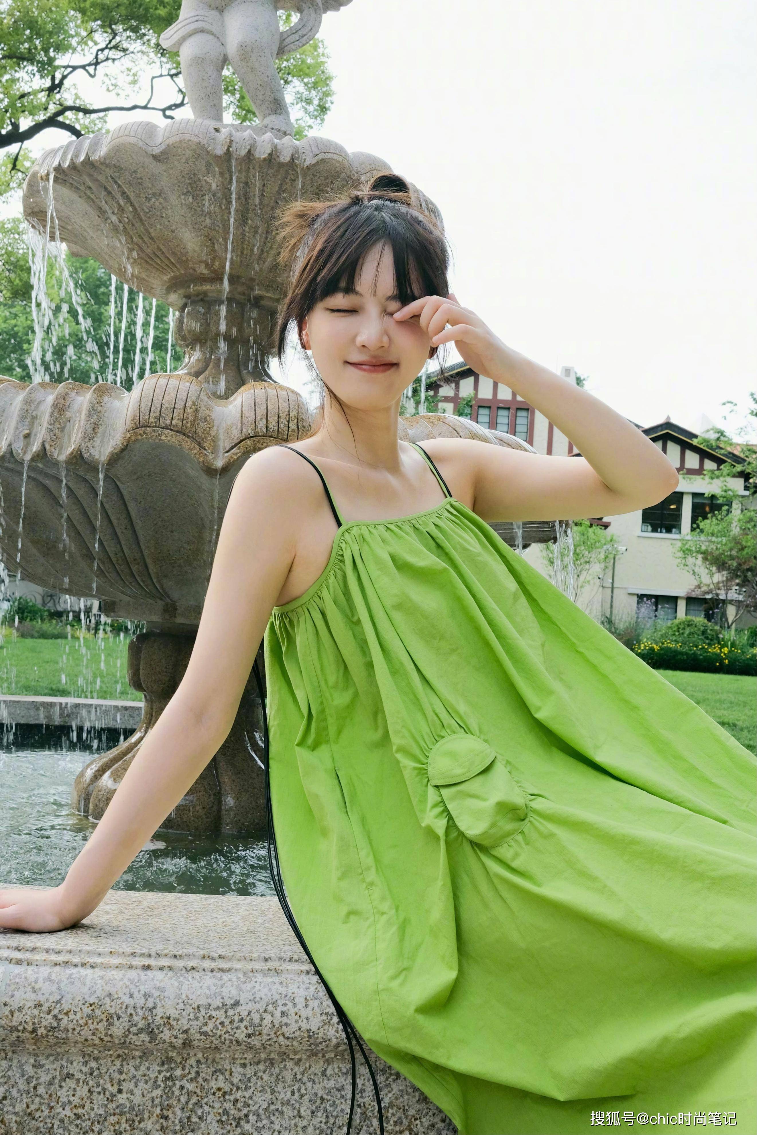 武大校花黄灿灿,七彩休闲穿搭青春活力,这还是反派防风意映吗_姐妹