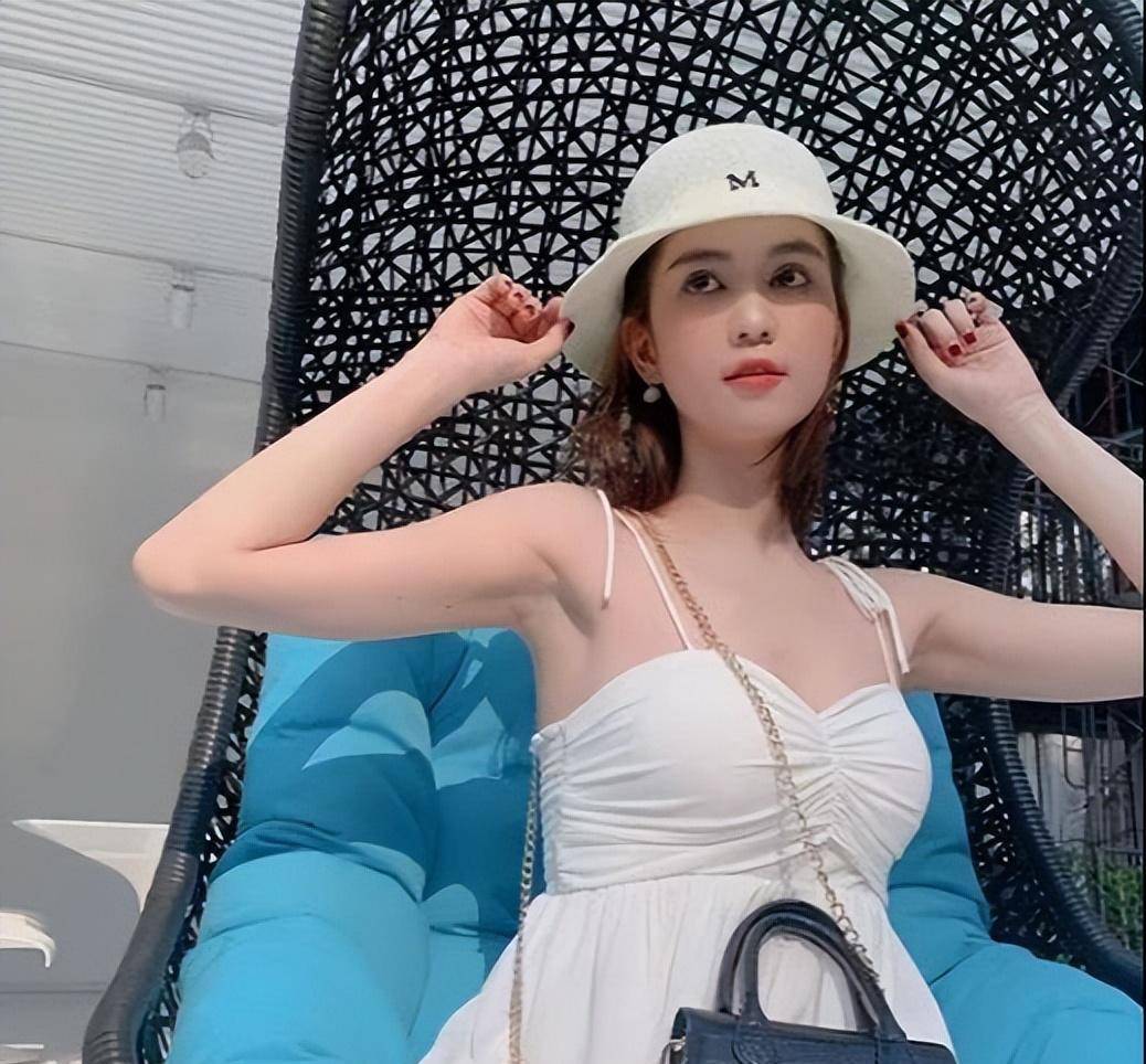 邓玉贞:国外第一女子以时尚装征服戛纳红毯,秀出迷人身材