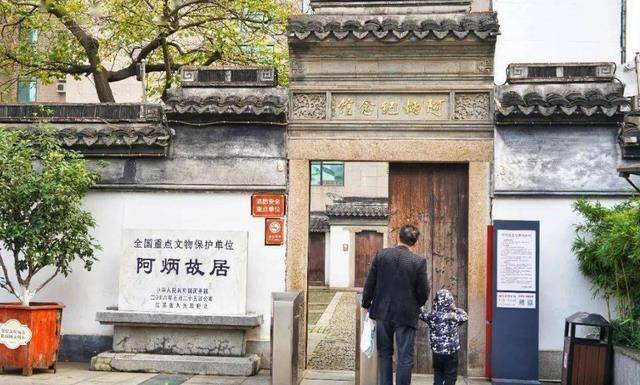 阿炳原名华彦钧,出生于1893年,熟悉历史的朋友都知道,此事已经是清末