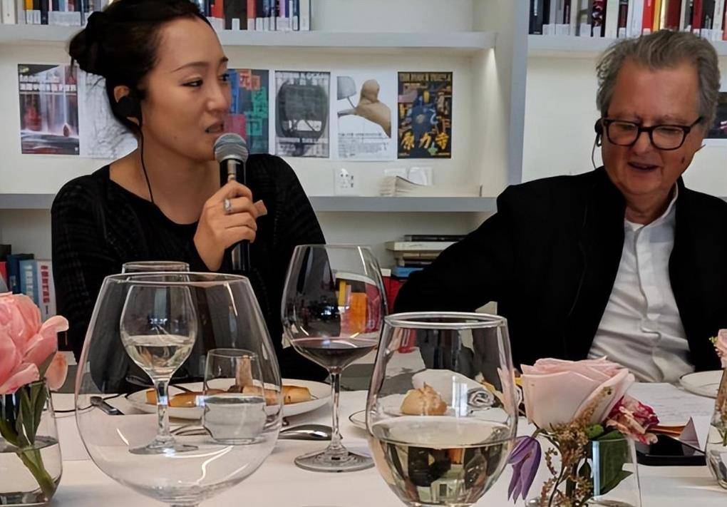 法国媳妇巩俐,回国参加中法交流晚宴风采依旧,还有贵妇范儿_马克龙_美