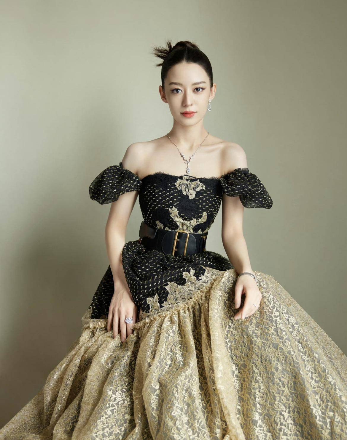 吉娜的蚂蚁腰太惊人了,穿着紧身下装和牛仔裤,不露痕迹就很时尚!