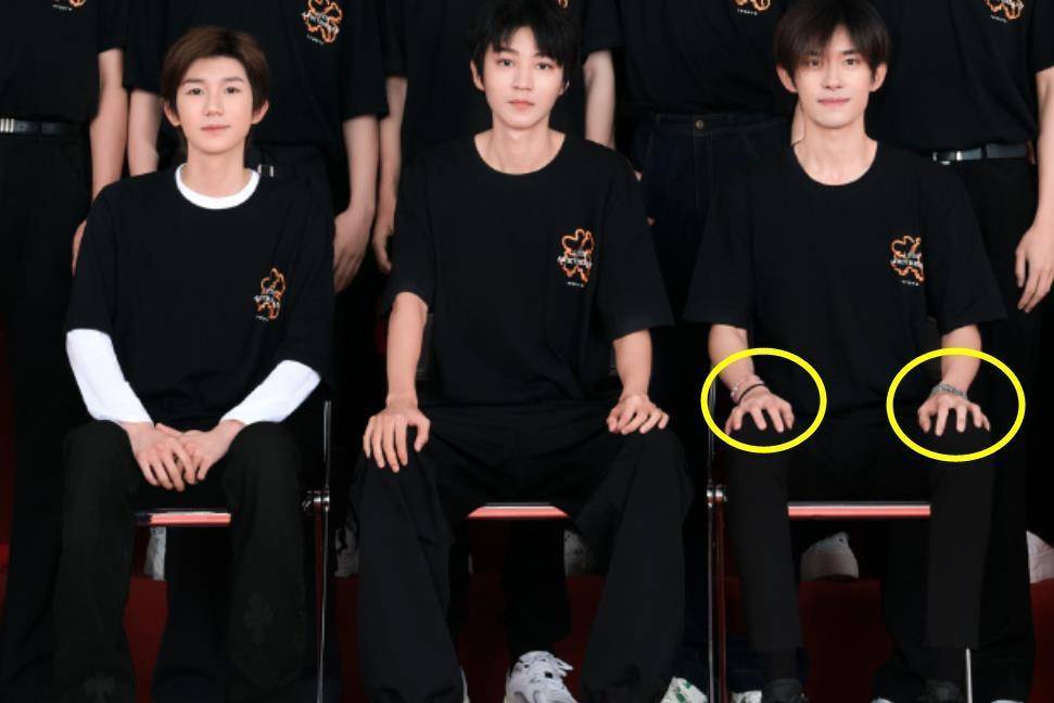 时代峰峻全家福:王俊凯c位,易烊千玺打扮精致,不合体原因曝光_少年