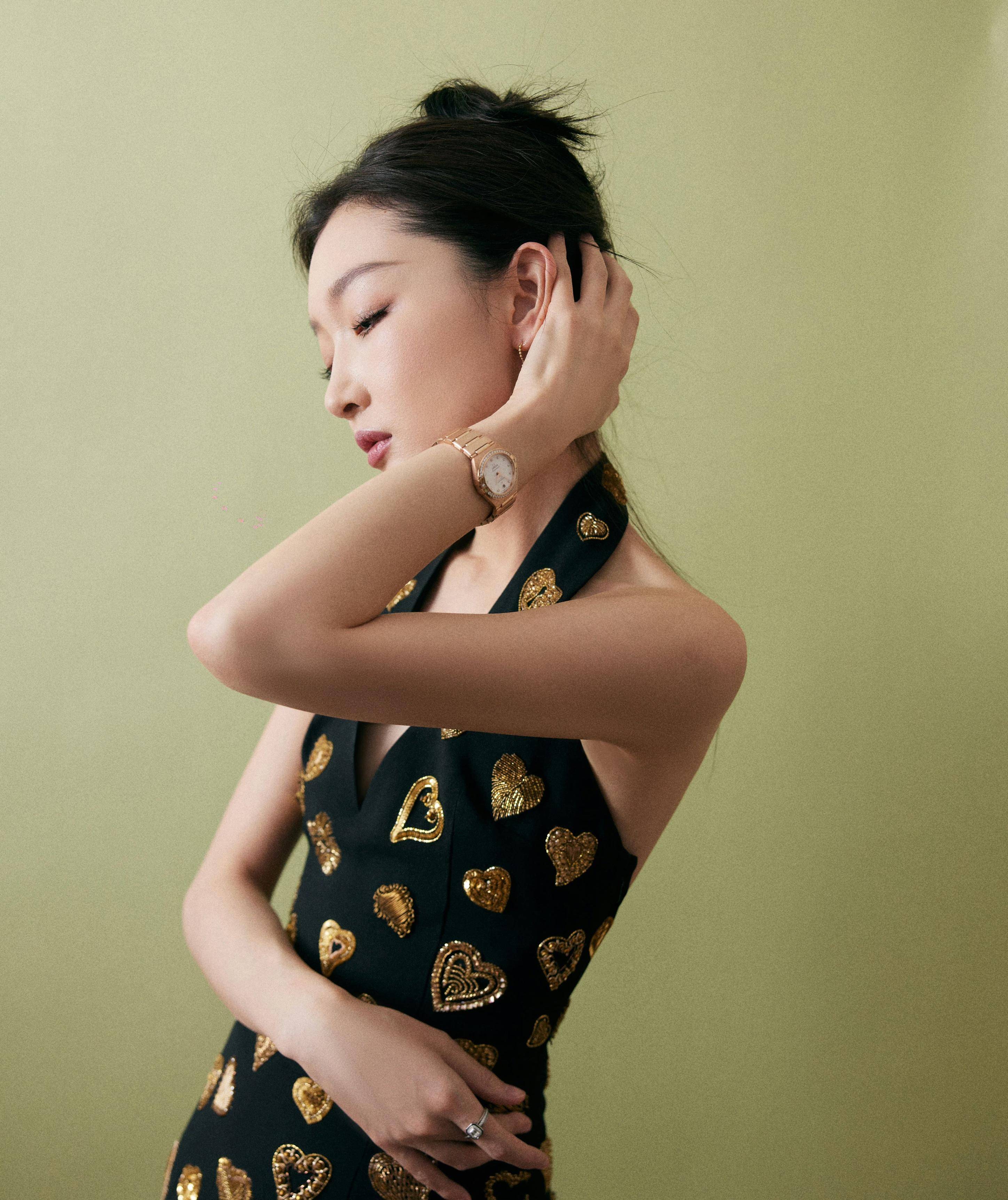 周冬雨终于找到了合适的风格,穿黑色挂脖裙优雅又贵气,不时尚,还进步!