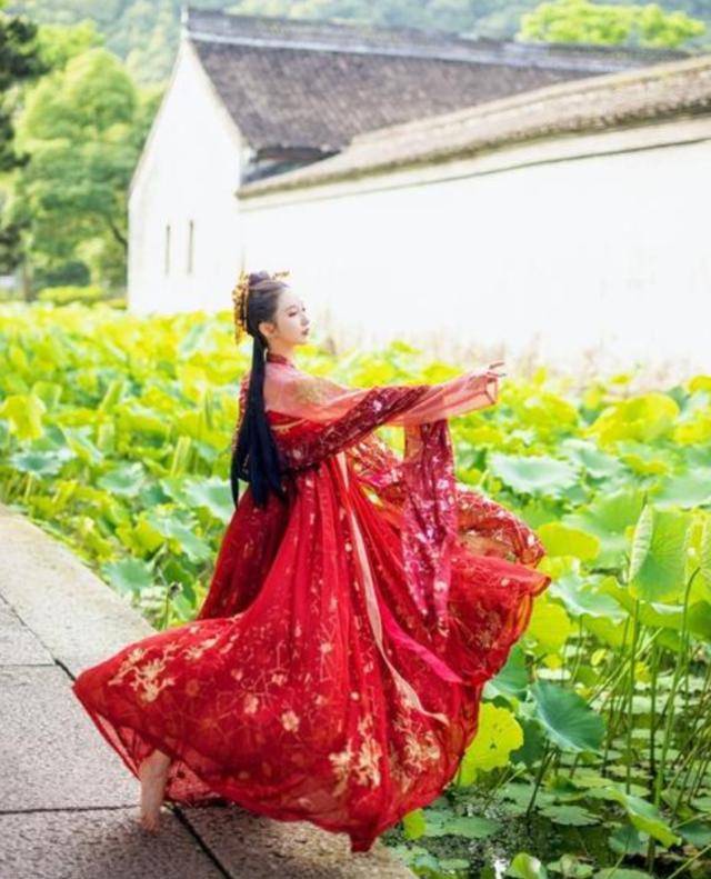 揭秘石榴裙的真面目,寓意有好有坏,但一定和美女相关!_女子_裙子_句子