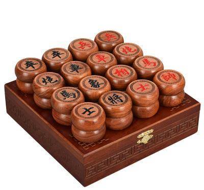 这盒铜象棋共有32枚,楷体阳铸,有二将,四士,四象,四车,四马,四炮,十卒