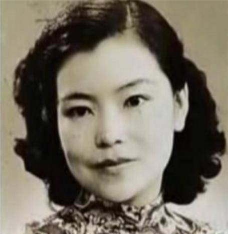 1933年初春的一个夜晚,就在杭州西湖一次舞会上,蔡若曙遇上了一个年轻