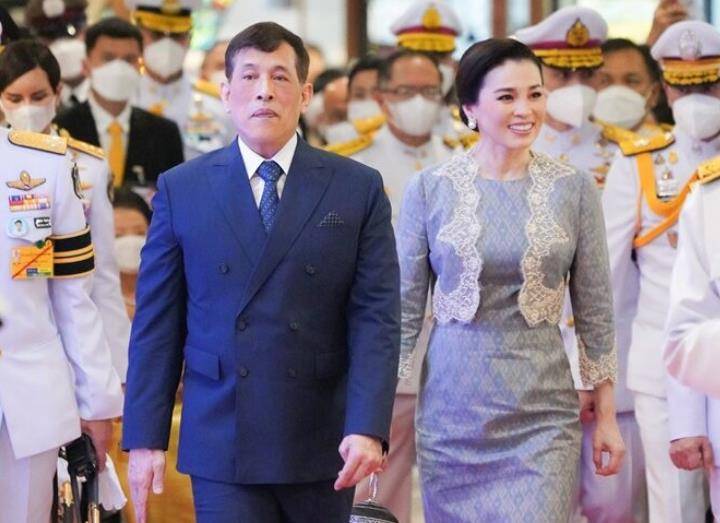 再加上曼妙的身材和招牌笑容,让苏提达王后格外出彩,简直就是泰国后宫