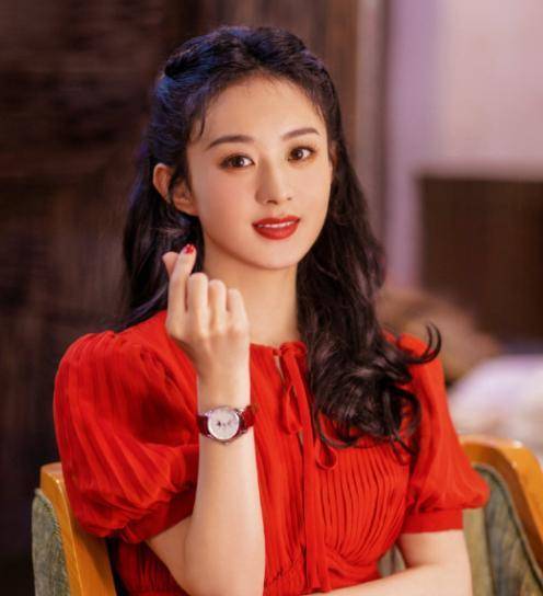 34岁赵丽颖新剧路透曝光,绿衣红帽侧颜优越,挽李光洁甜蜜同行_陆贞