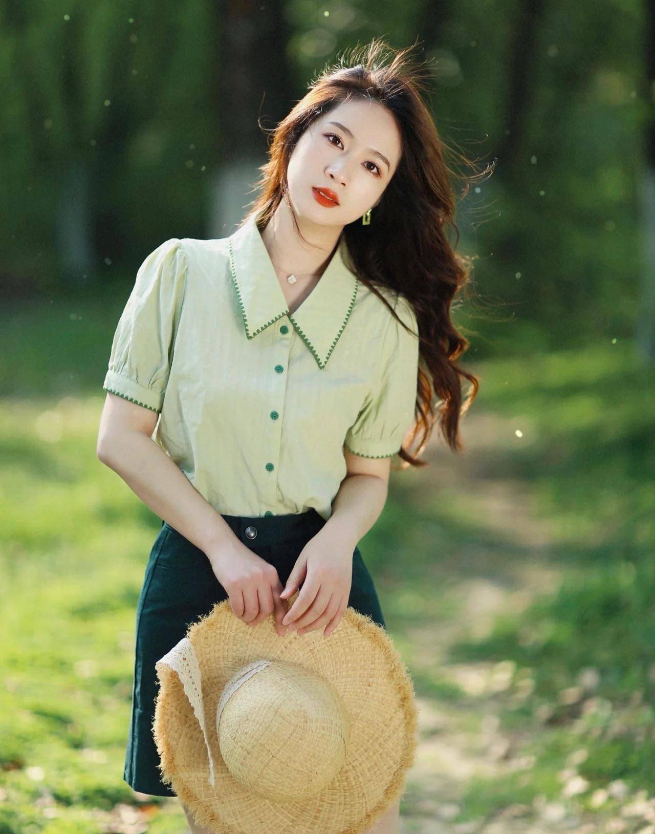 气质女人拍照时应该保持优雅的姿势,拍照时他温柔又好看_照片_镜头