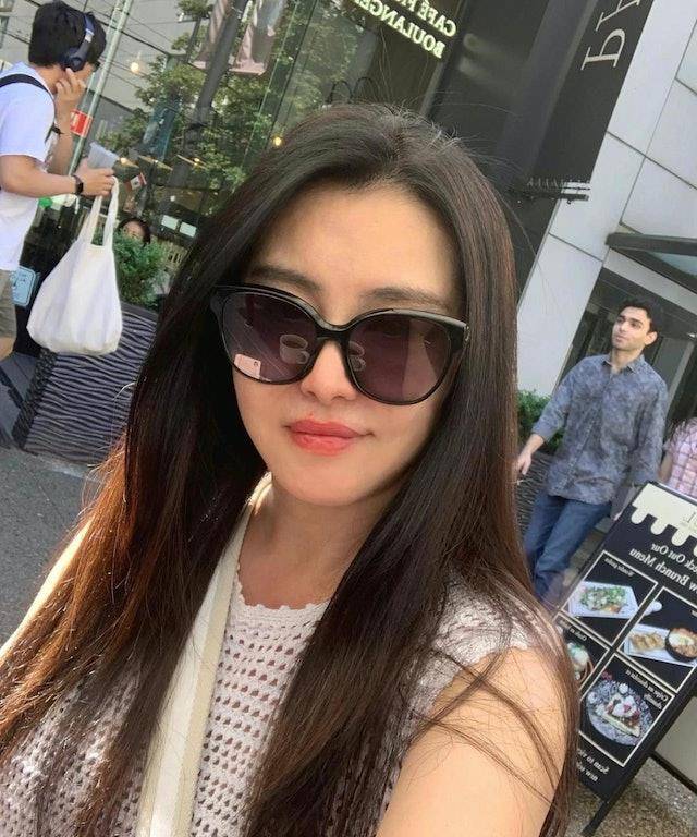 56岁王祖贤自拍照极致回春仙气满溢,罕有留言与粉丝互动反惹质疑_样貌