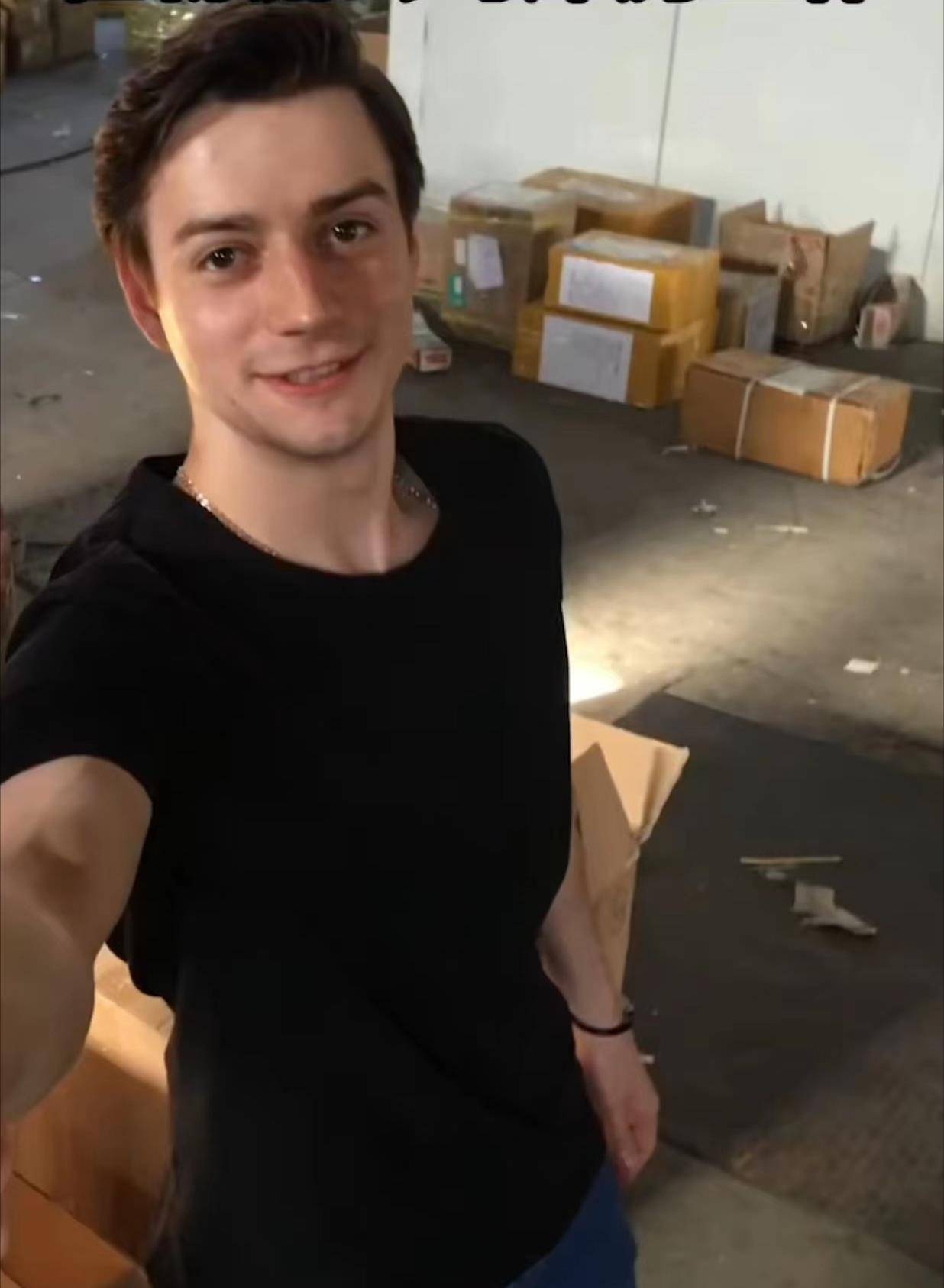 俄罗斯小伙靠喊"我爱中国"吸粉千万,娶大25岁韩国美女定居中国_拉夫