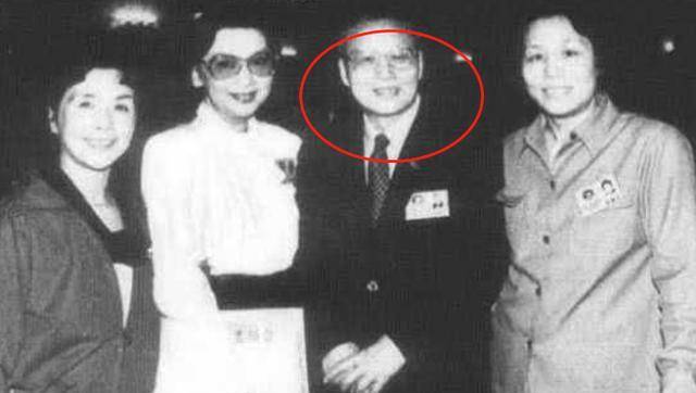 沈醉化名记者陈仓,两人同居之后,还生下了一个儿子.