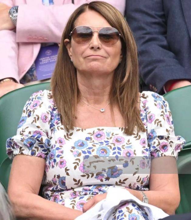 凯特妈妈看网球赛,一身印花连体裤配白外套,年轻了不止一个5岁_女儿