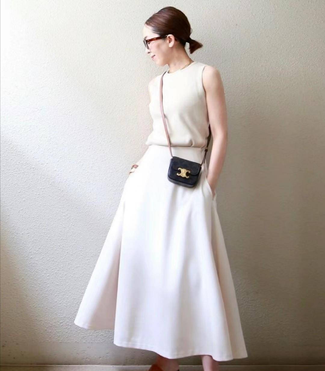 她把头发扎成一个发髻让她看起来更年轻更有活力