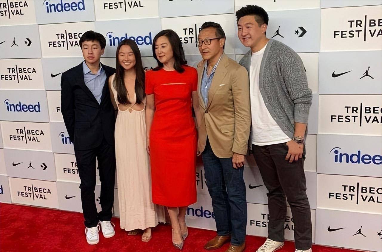 蔡崇信携一家五口亮相,儿子帅气,女儿漂亮,60岁妻子气质绝了_马云