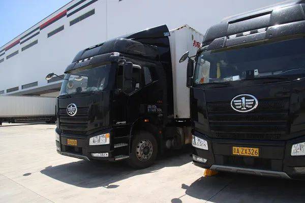 2022年8月,顺丰北京车队第一批一汽解放j6p国六牵引车投入运营,良好的